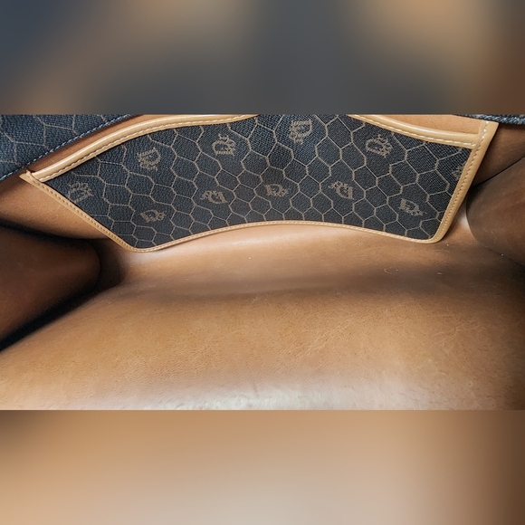 Christian Dior Honeycomb shoulder. The snap button have to press hard to snap - Picture 10 of 16